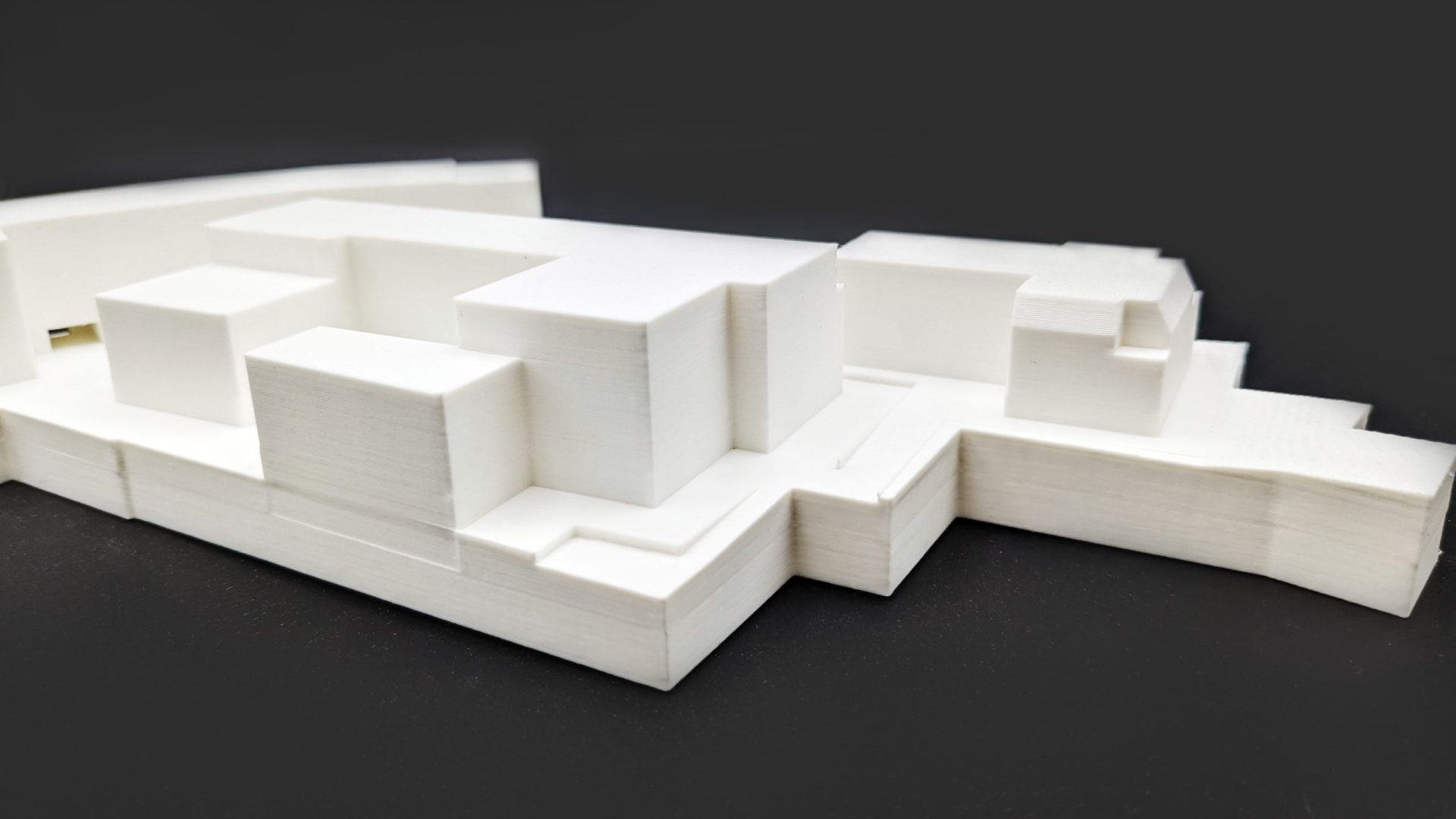 Weißes Gebäude-Volumenmodell aus dem 3D-Drucker